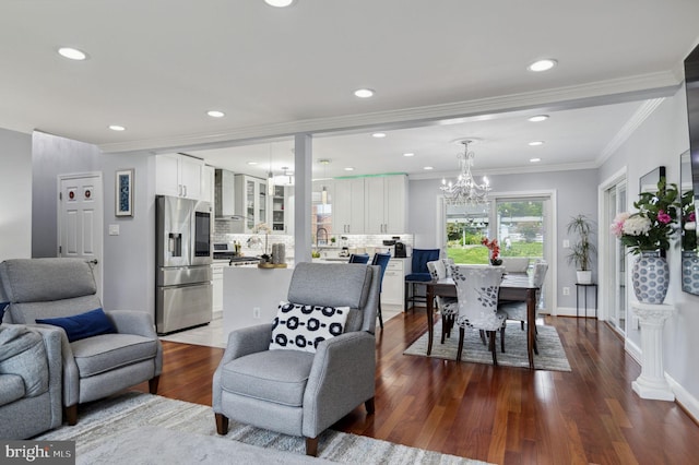 living room featuring recessed lighting, crown molding, baseboards, dark wood-style floors, and an inviting chandelier