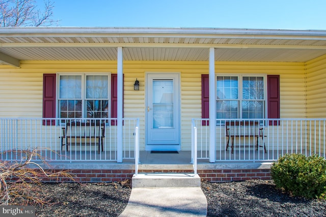 entrance to property featuring a porch