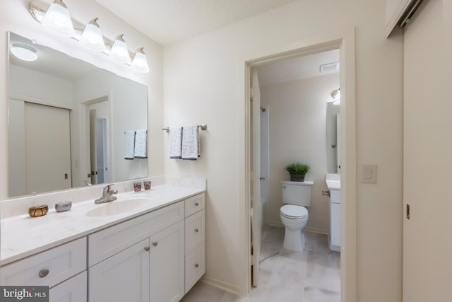 full bath featuring toilet, visible vents, vanity, and baseboards