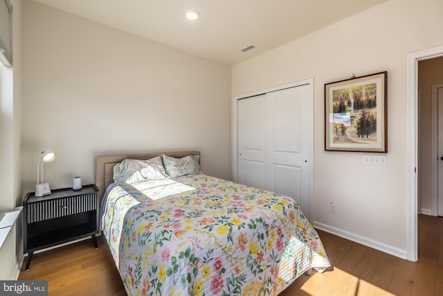 bedroom featuring recessed lighting, a closet, visible vents, wood finished floors, and baseboards