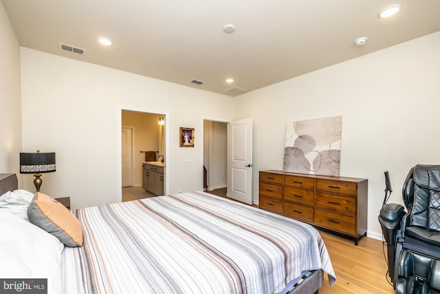 bedroom featuring light wood-style floors, visible vents, and recessed lighting