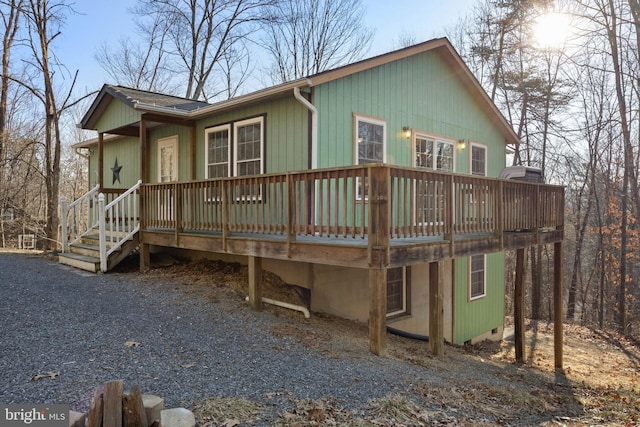 view of front of home with gravel driveway and a deck