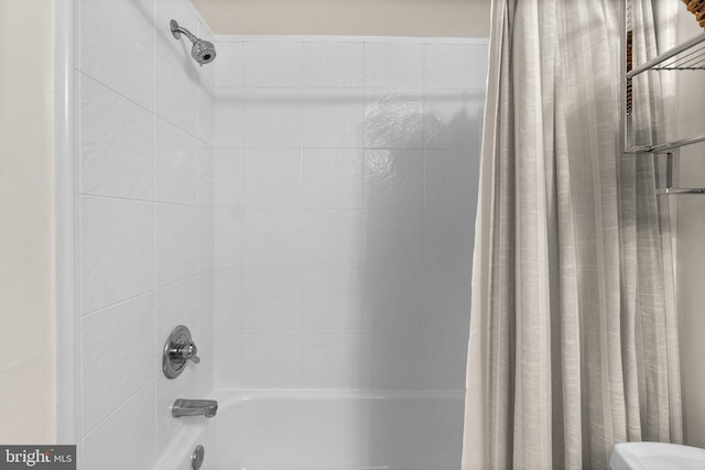 full bath with shower / tub combo with curtain