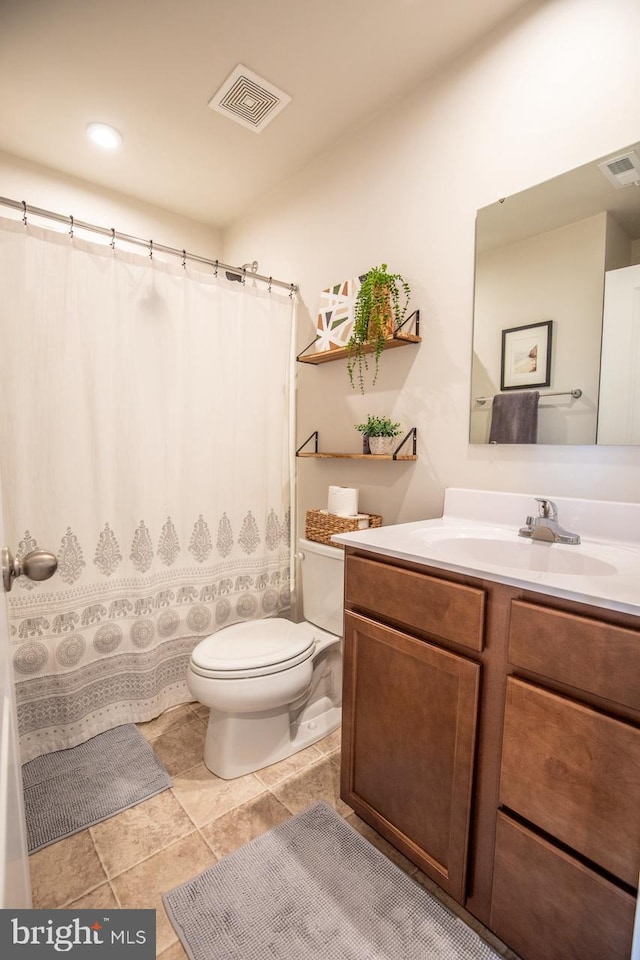 full bath with visible vents, toilet, vanity, and a shower with shower curtain