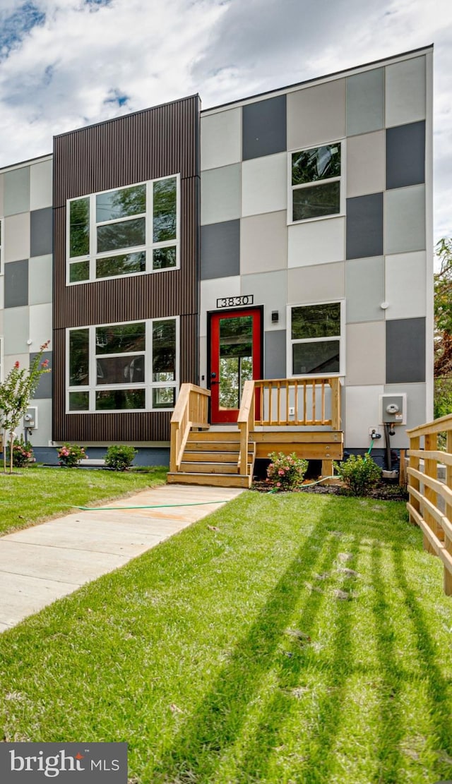 view of front of property featuring a front lawn