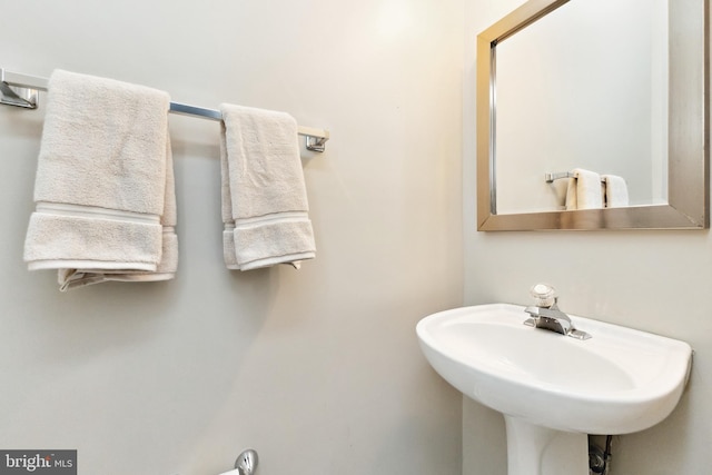 bathroom featuring a sink