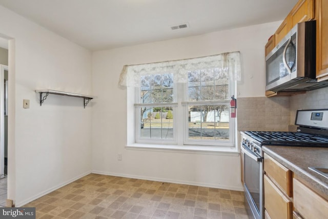 kitchen with tasteful backsplash, visible vents, brown cabinetry, baseboards, and appliances with stainless steel finishes