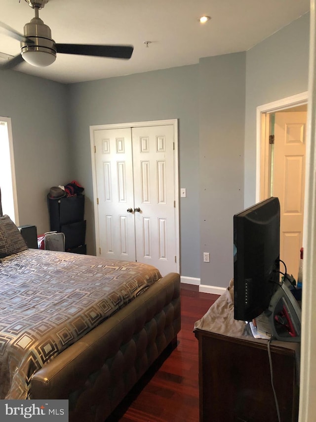 bedroom featuring ceiling fan, recessed lighting, dark wood-style flooring, baseboards, and a closet