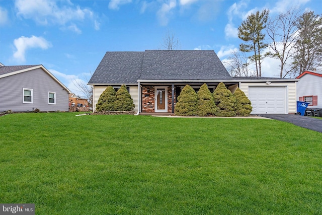 view of front facade with driveway, roof with shingles, a garage, and a front yard