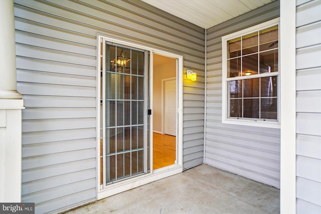 property entrance featuring a porch