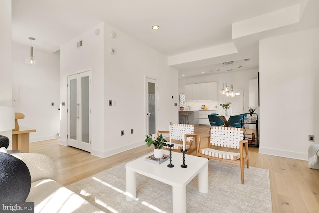 living room featuring recessed lighting, visible vents, light wood-style flooring, and baseboards