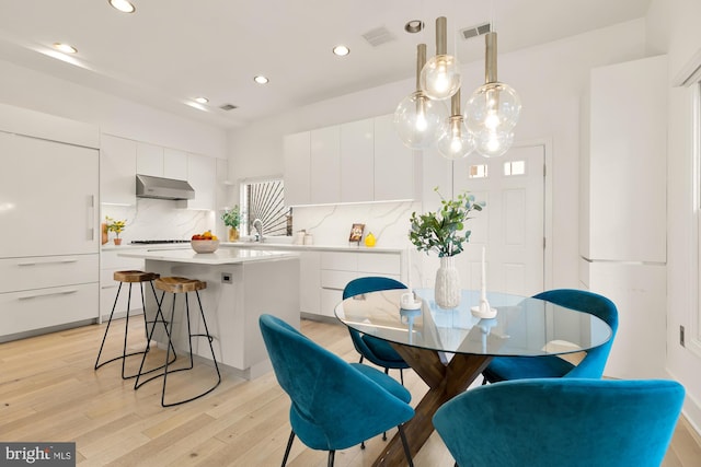 dining room featuring light wood-style floors, recessed lighting, and visible vents