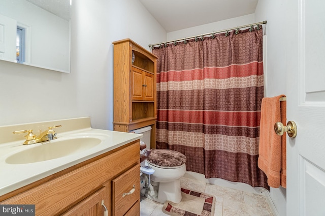 full bathroom featuring toilet, vanity, and a shower with curtain