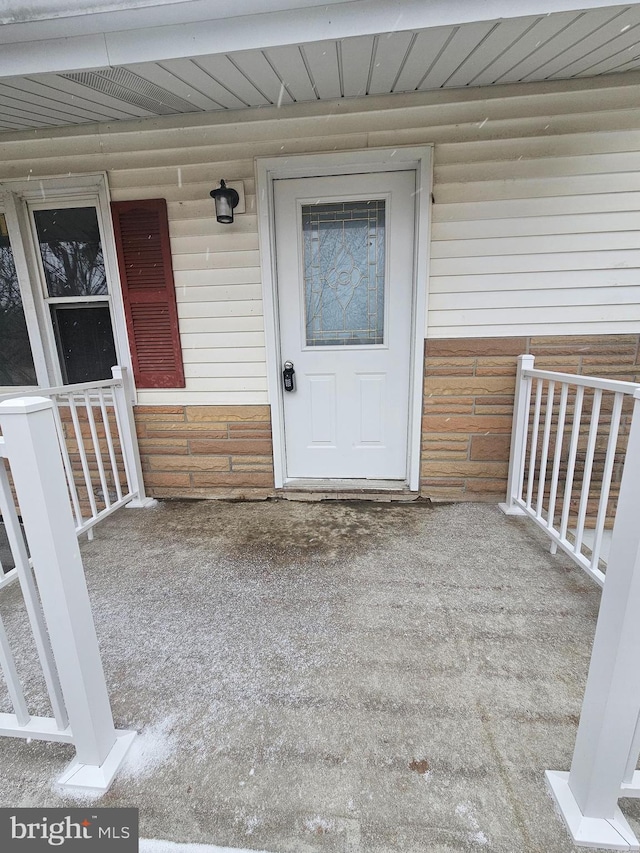 entrance to property featuring covered porch