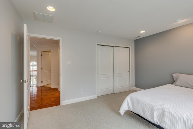 bedroom featuring recessed lighting, carpet flooring, visible vents, baseboards, and a closet