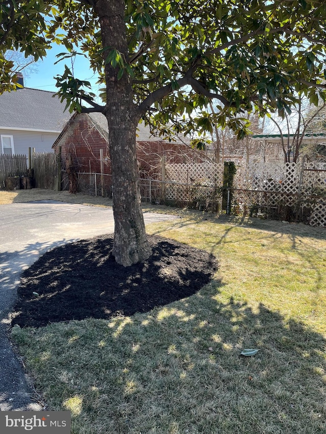 view of yard featuring fence