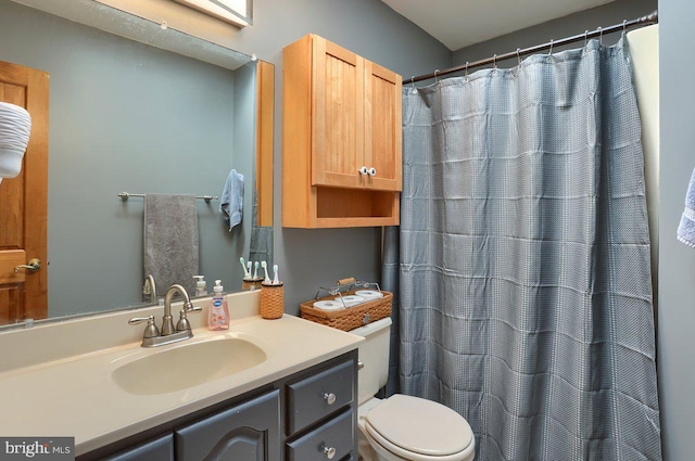 full bath featuring a shower with shower curtain, vanity, and toilet