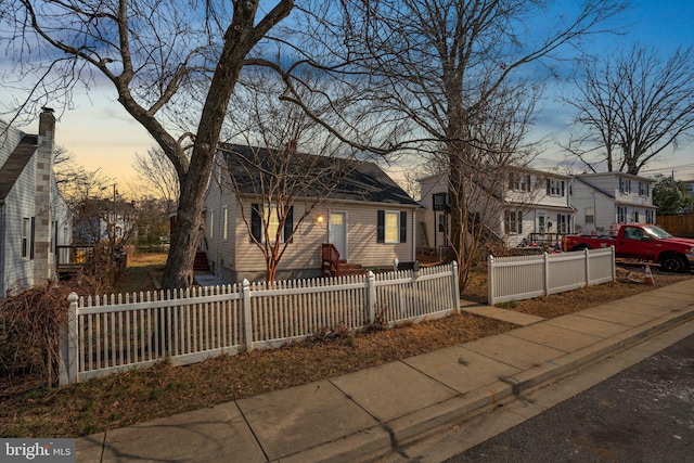 view of front of property featuring a fenced front yard