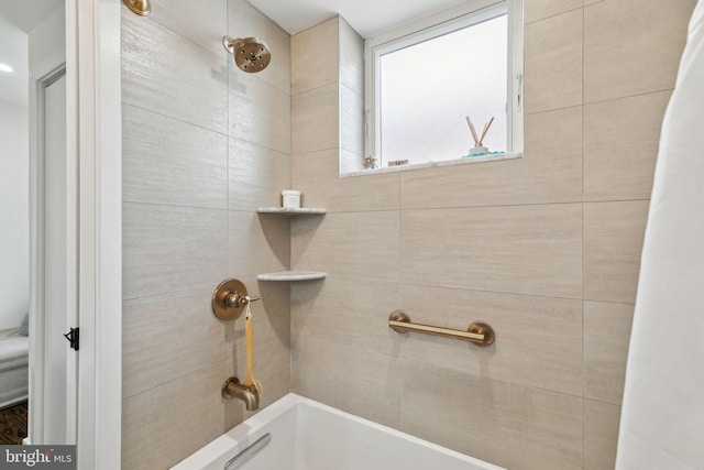 bathroom with bathtub / shower combination