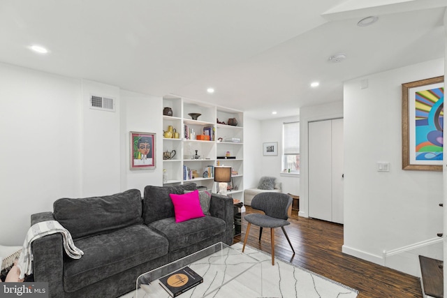 living area with baseboards, visible vents, wood finished floors, and recessed lighting