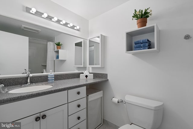 bathroom featuring toilet, curtained shower, visible vents, and vanity