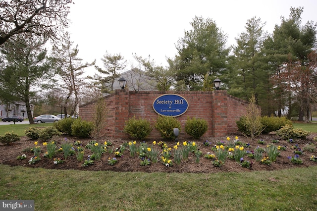 community sign featuring a lawn