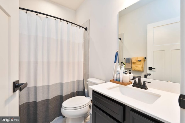 full bathroom with curtained shower, vanity, and toilet