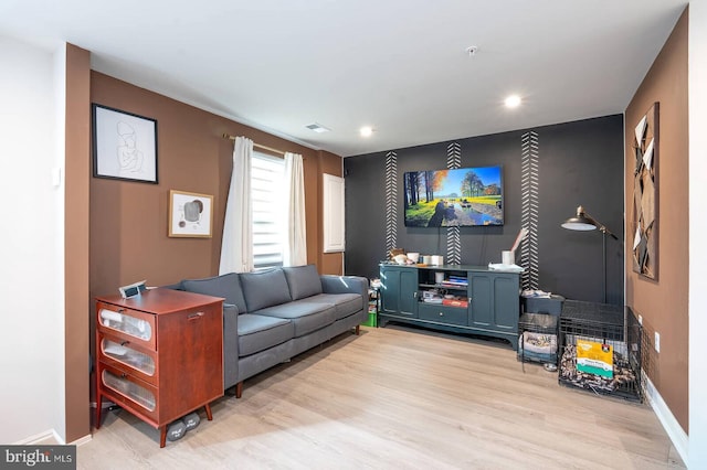 living area featuring light wood finished floors, recessed lighting, and baseboards