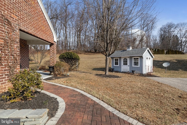 view of yard featuring an outdoor structure