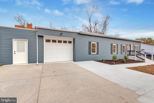 view of front facade with a garage and driveway