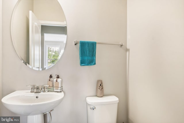 bathroom featuring a sink and toilet