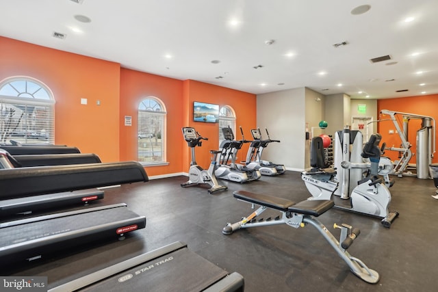 workout area featuring baseboards, visible vents, and recessed lighting