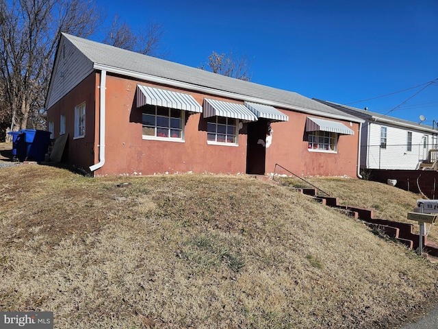 view of front of house featuring a front yard and stucco siding