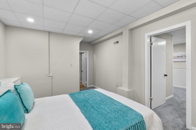 bedroom featuring visible vents, carpet floors, baseboards, a drop ceiling, and recessed lighting