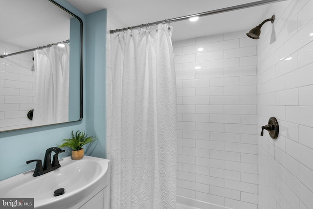 bathroom featuring a sink and tiled shower