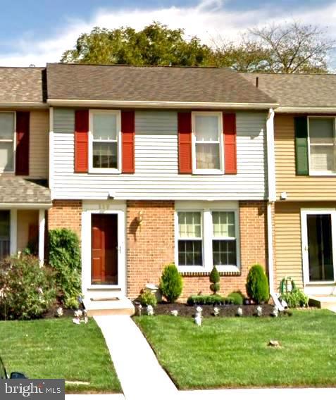 view of front of property with a front lawn and brick siding