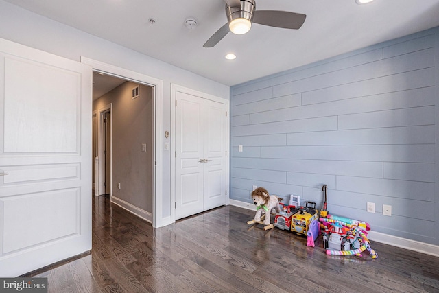 rec room with visible vents, baseboards, ceiling fan, wood finished floors, and recessed lighting