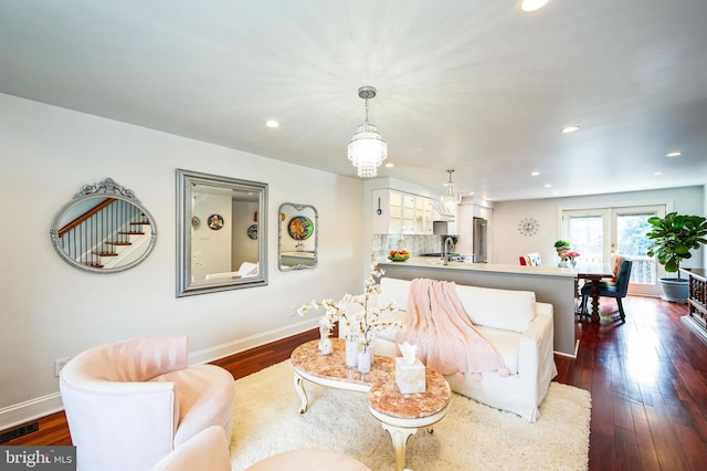 living area with dark wood-type flooring, recessed lighting, visible vents, and baseboards