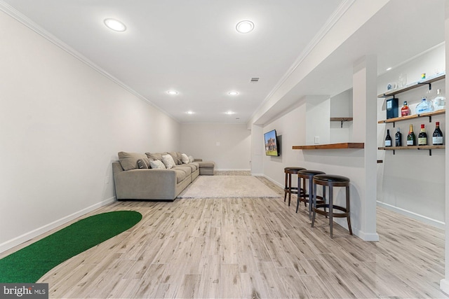 living room with recessed lighting, baseboards, crown molding, and wood finished floors