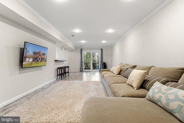 living room featuring ornamental molding, recessed lighting, wood finished floors, and baseboards