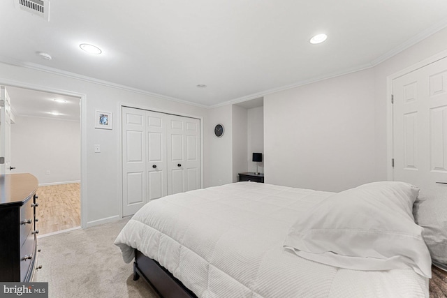 bedroom with baseboards, a closet, visible vents, and crown molding