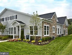 view of front of property with a front yard