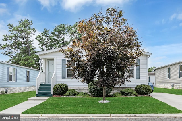 view of front of home featuring a front lawn