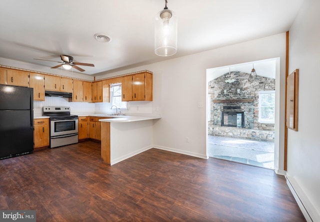 kitchen featuring dark wood finished floors, stainless steel electric stove, light countertops, visible vents, and freestanding refrigerator