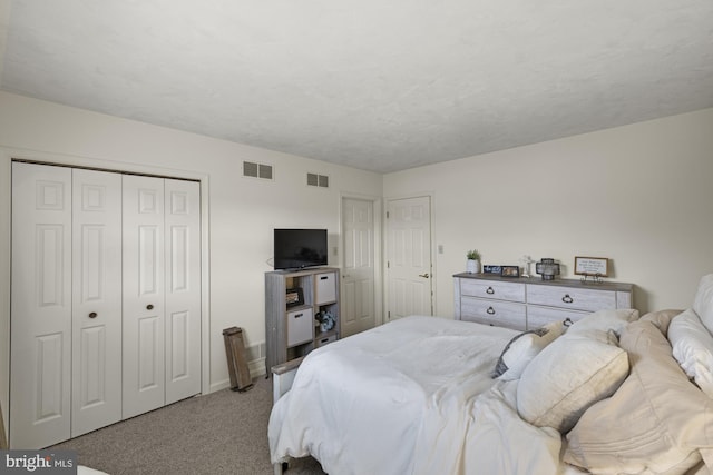 bedroom featuring a closet, visible vents, baseboards, and carpet flooring