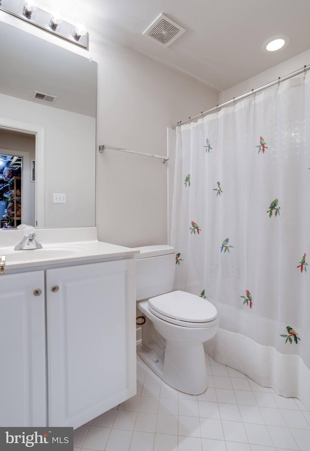 full bath with toilet, visible vents, a shower with shower curtain, and vanity