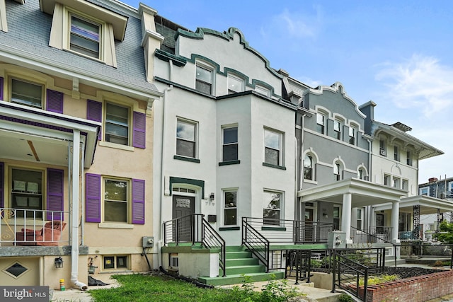 view of front facade with stucco siding