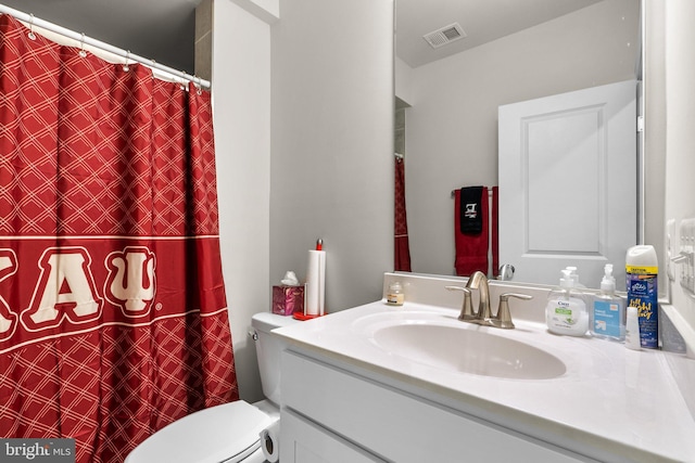 bathroom featuring toilet, curtained shower, visible vents, and vanity