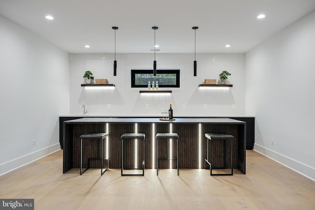 bar featuring baseboards, backsplash, indoor wet bar, and recessed lighting