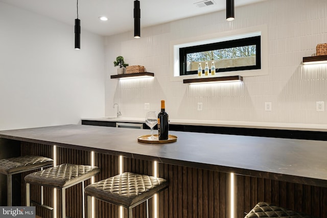 bar with visible vents, bar area, a sink, and recessed lighting